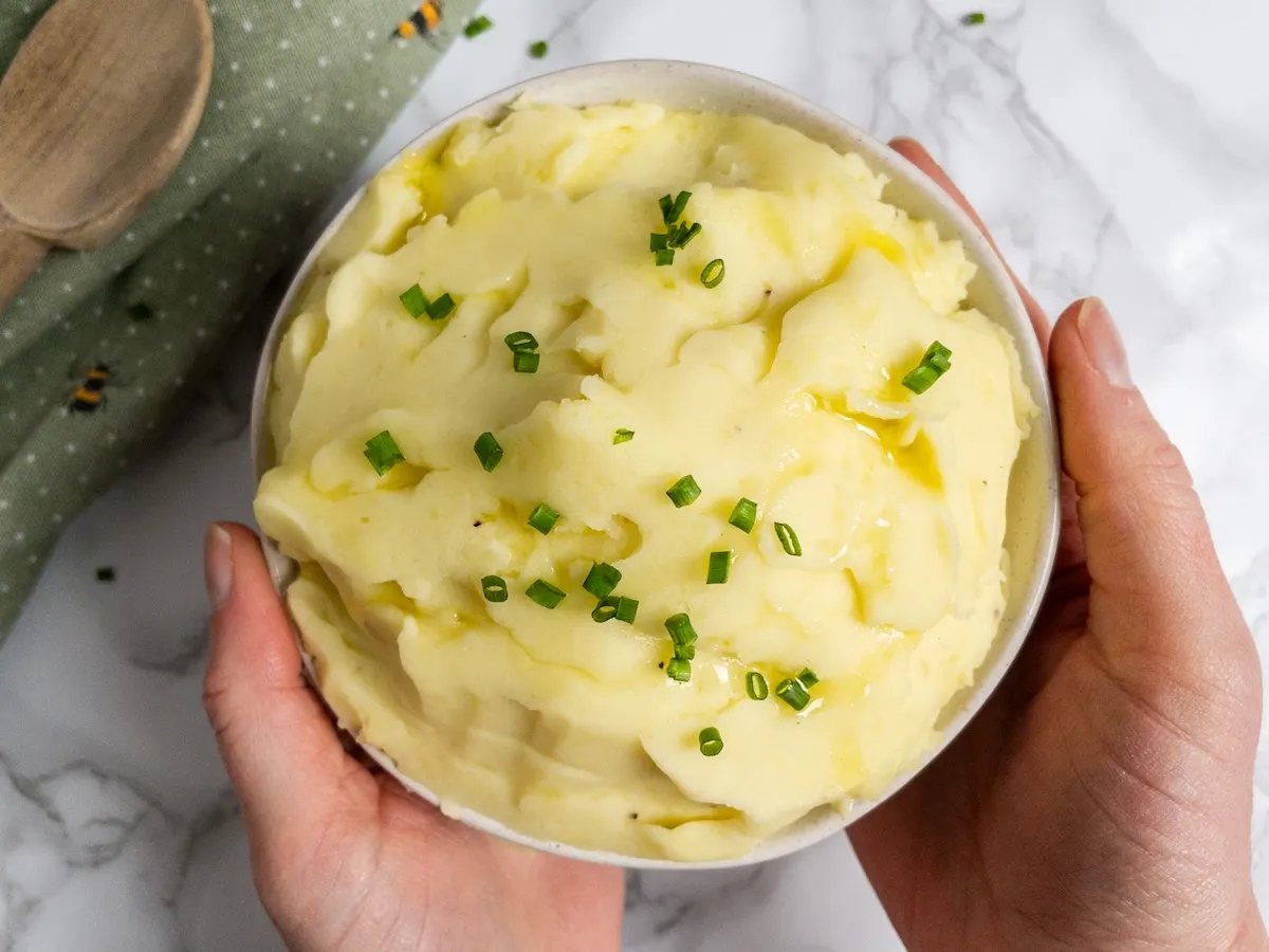 A bowl of mashed potatoes without butter.